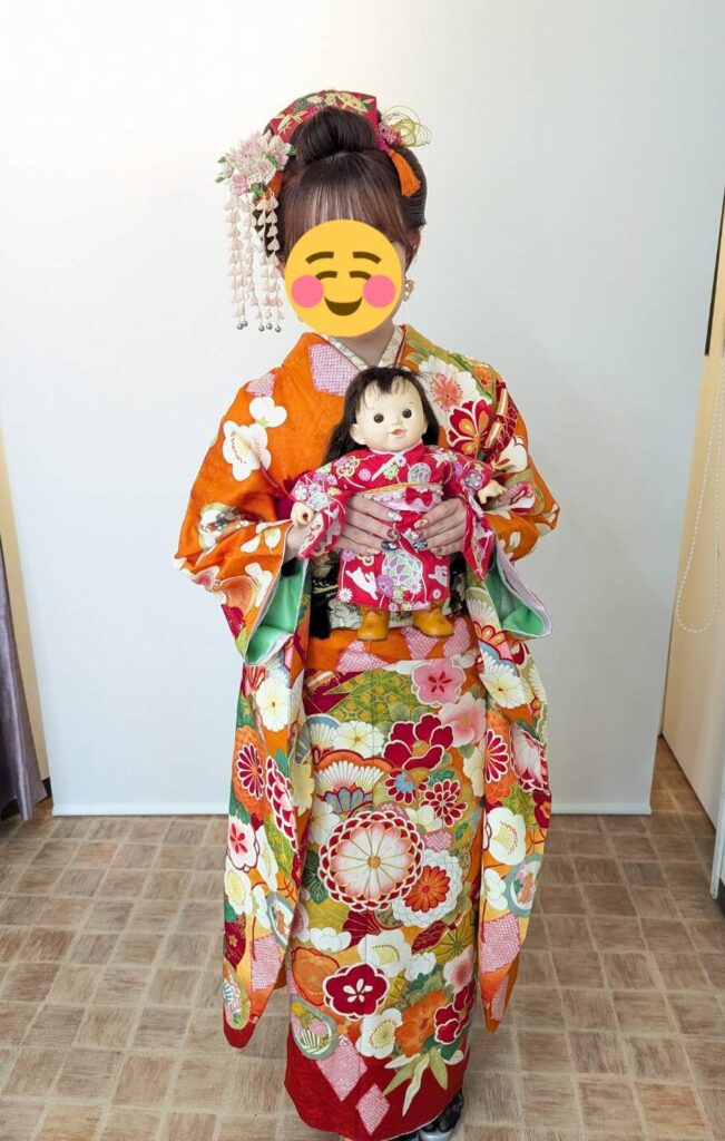 人形を抱いた振袖姿の成人式スタイル